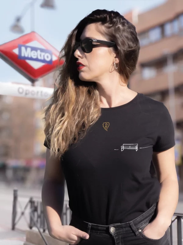 chica con camiseta de Banco y Farola parte delantera Camiseta "Banco y Farola"