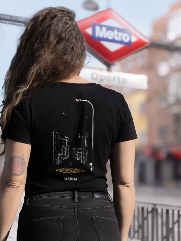 chica con camiseta de Banco y Farola parte trasera Camiseta "Banco y Farola"