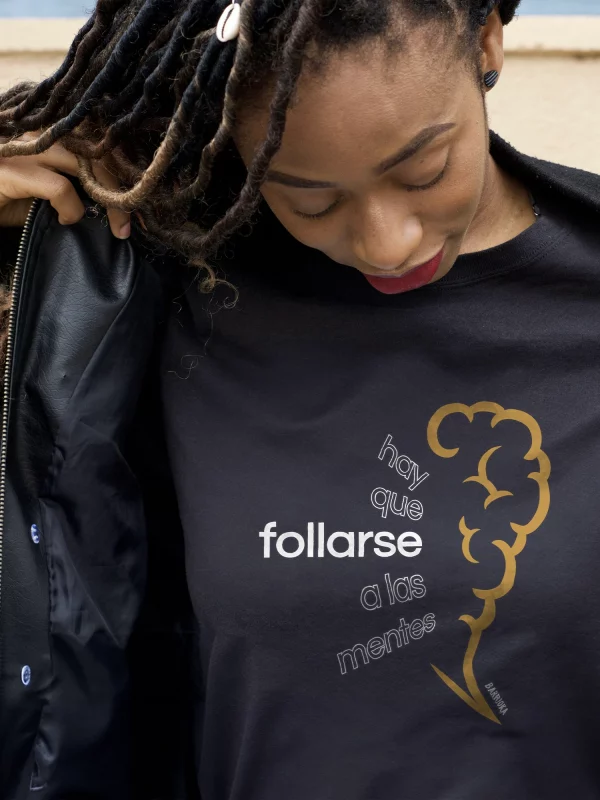 chica con camiseta de Follarse a las Mentes Camiseta "Hay que follarse a las mentes"