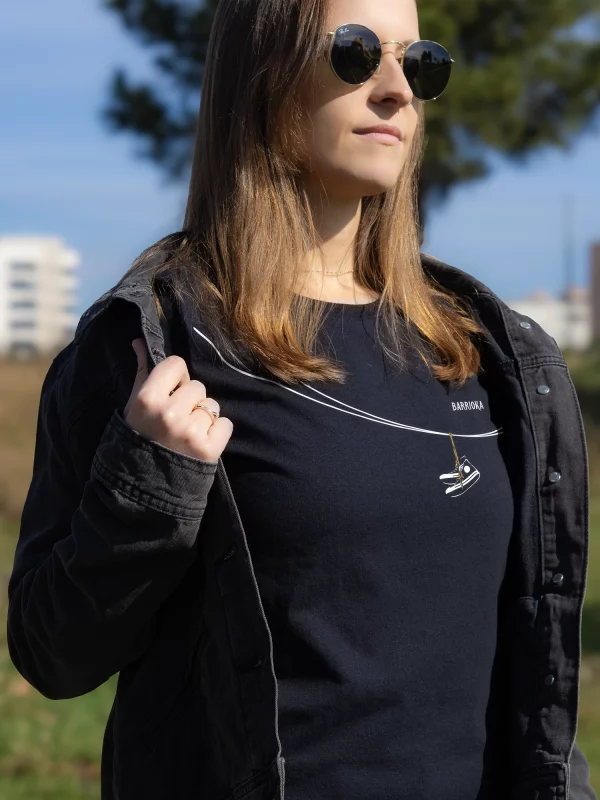 chica con camiseta de Zapatillas colgadas de un cable Camiseta "zapatillas colgadas"