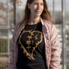 chica con camiseta de corazón y cerebro Camiseta "Corazón y Cerebro"