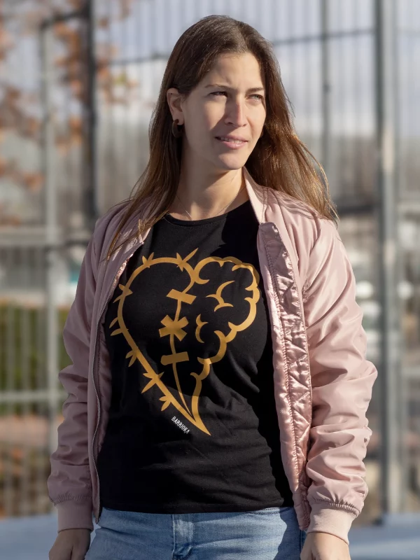 chica con camiseta de corazón y cerebro Camiseta "Corazón y Cerebro"