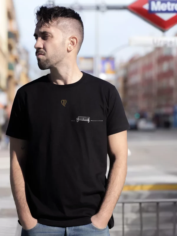 chico con camiseta de Banco y Farola parte delantera Camiseta "Banco y Farola"