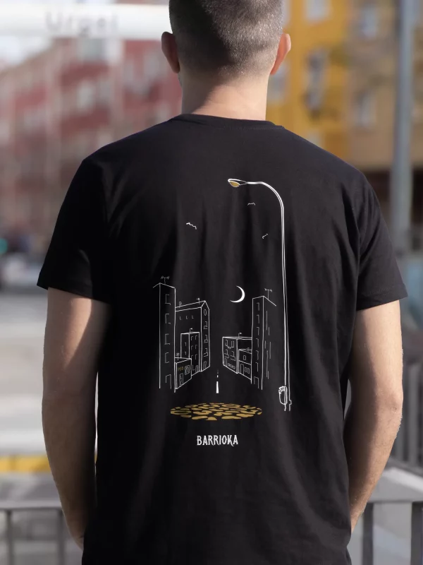 chico con camiseta de Banco y Farola parte trasera Camiseta "Banco y Farola"