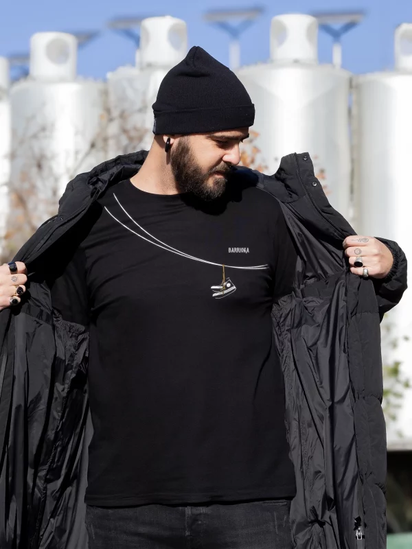 chico con camiseta de Zapatillas colgadas de un cable Camiseta "zapatillas colgadas"