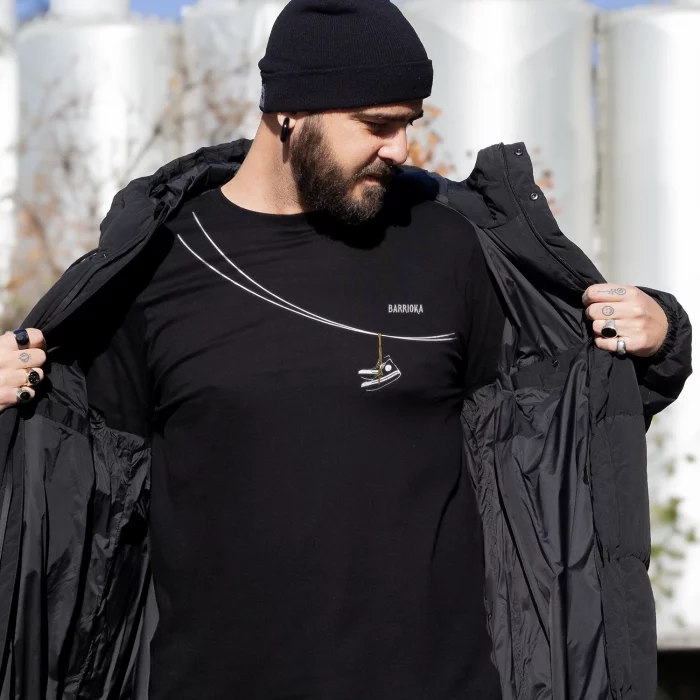 chico con camiseta de Zapatillas colgadas de un cable Camiseta "zapatillas colgadas"