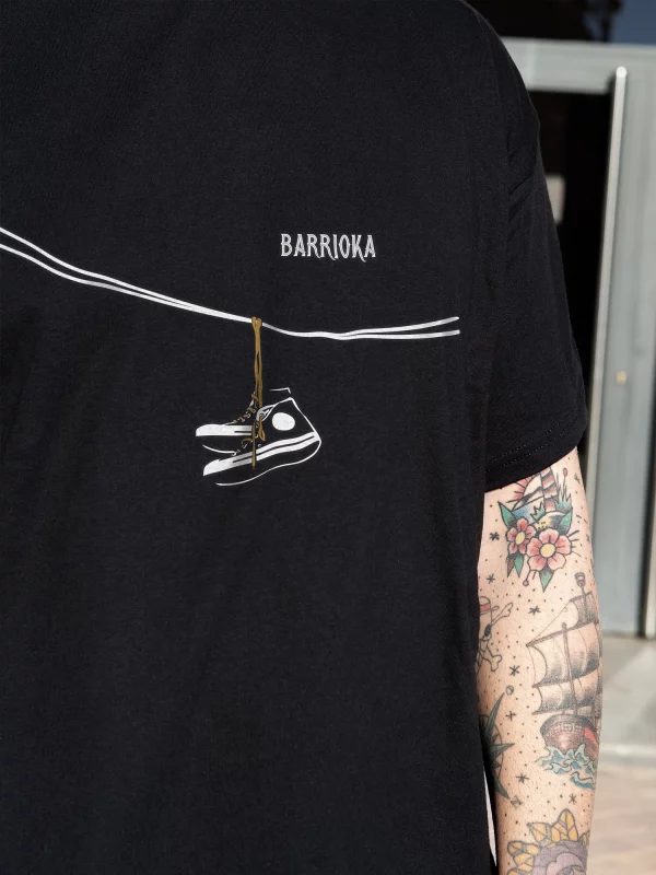 chico con camiseta de Zapatillas colgadas de un cable Zoom Camiseta "zapatillas colgadas"