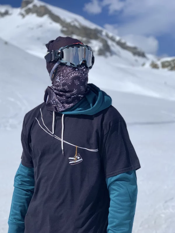 chico con camiseta de Zapatillas colgadas de un cable en la nieve Camiseta "zapatillas colgadas"