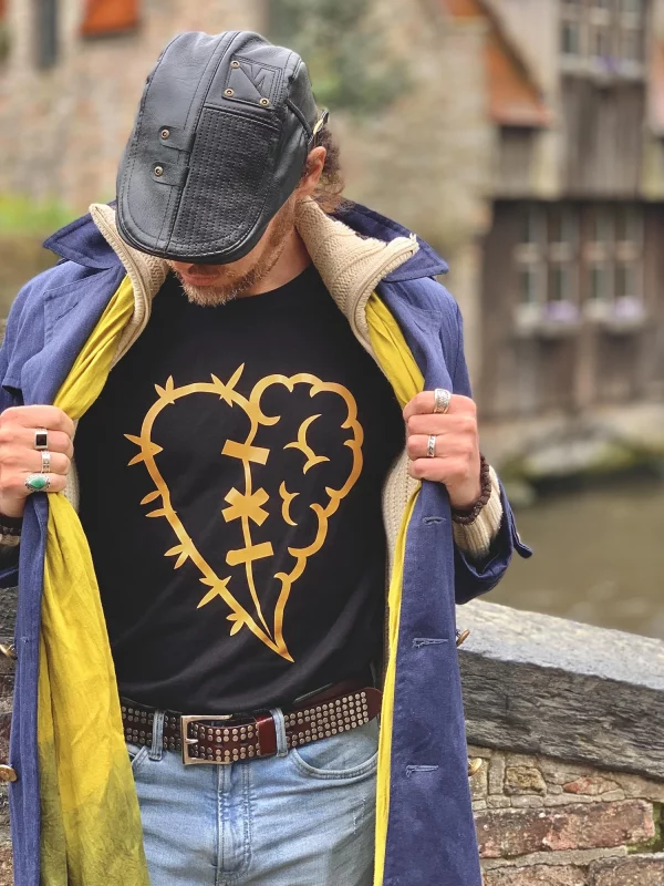 chico con camiseta de corazón y cerebro Camiseta "Corazón y Cerebro"
