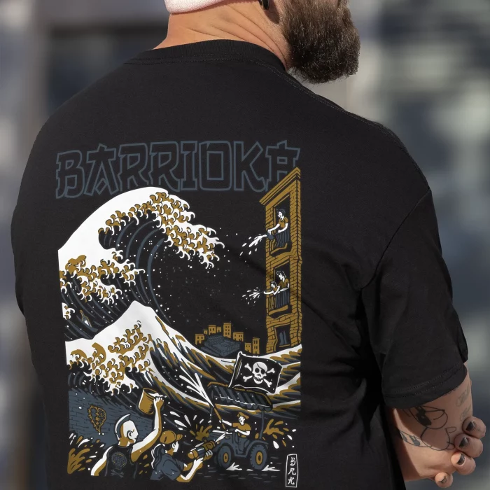 chico con camiseta de la Gran Ola parte trasera Camiseta "batalla naval"