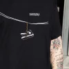 Camiseta "zapatillas colgadas"
